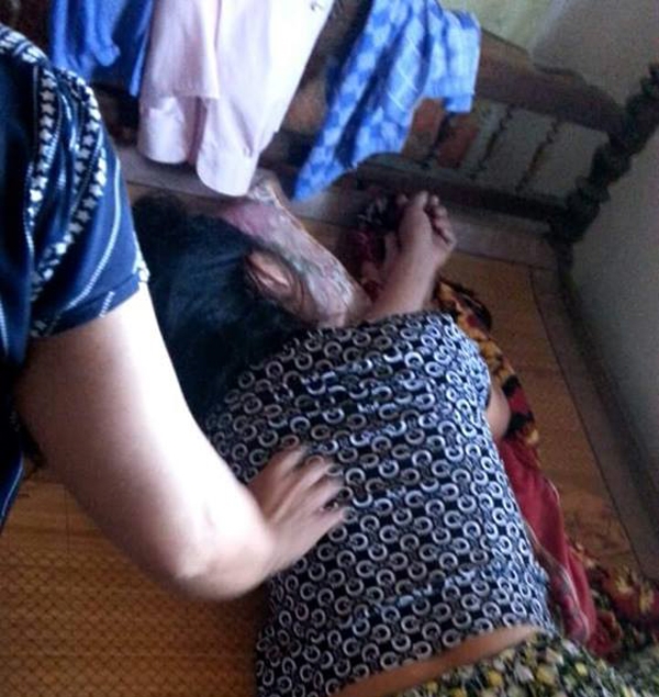 Mẹ nạn nhân Sáng gục ngã khi nhận tin dữ về con trai.