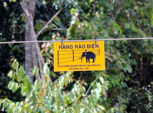 Hàng rào điện được treo bảng cảnh báo ở cự lý 5 m để dân nhận biết. Ảnh: Phước Tuấn