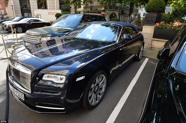 Chiếc Rolls Royce mang biển số Kuwait, trị giá khoảng 250,000 bảng Anh, đậu trước cửa khách sạn Dorchester