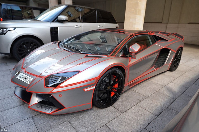 Lamborghini màu bạc có vạch đỏ ấn tượng trị giá 192,000 USD cũng mang biển số Kuwait, đỗ trước sảnh khách sạn Grosvenor House.