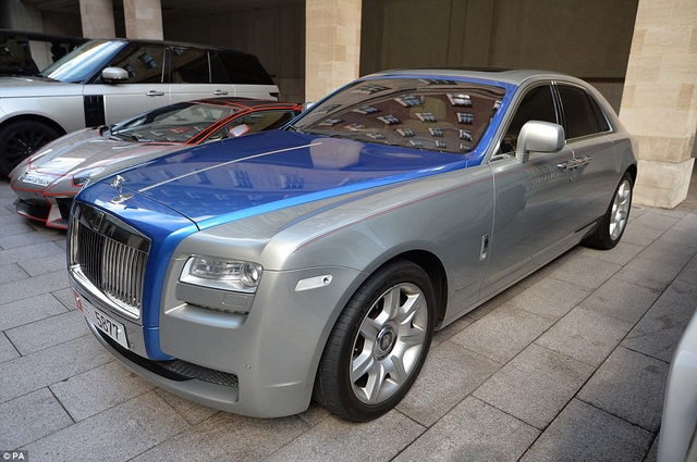  chiếc Rolls Royce màu bạc và xanh, trị giá 225,000 bảng Anh, mang biển số Các tiểu Vương quốc Ả rập Thống nhất, trước sảnh khách sạn Grosvenor House 