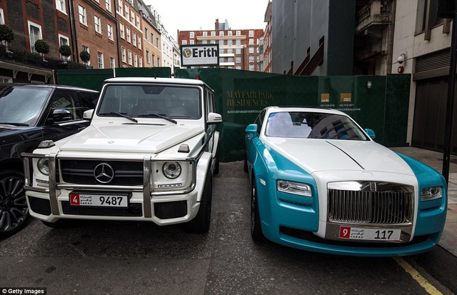 Hai chiếc Mercedes và Rolls Royce cùng mang biển số khu vực Trung Đông.