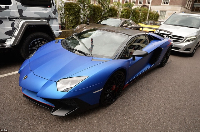  chiếc Lamborghini trị giá khoảng 140,000 bảng Anh mang biển Qatar, nằm ở khu vực Mayfair. 