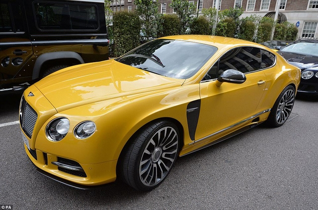 Chiếc Bentley màu vàng gắn biển Dubai trước cửa khách sạn Park Tower Knightsbridge ở London.