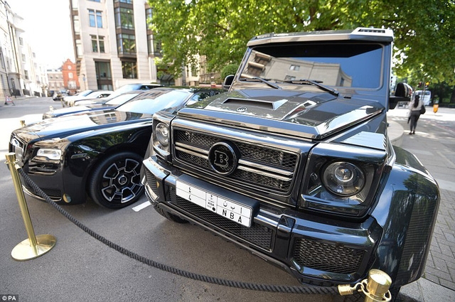  Chiếc Brabus 4x4 có giá lên tới 240,000 bảng Anh, có biển của Ả rập Xê út, đậu trước cửa khách sạn Dorchester. 