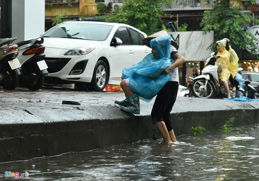 Ha Noi ngap sau trong con mua keo dai nhieu gio hinh anh 4