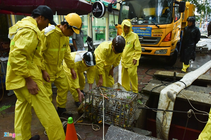 Ha Noi ngap sau trong con mua keo dai nhieu gio hinh anh 5