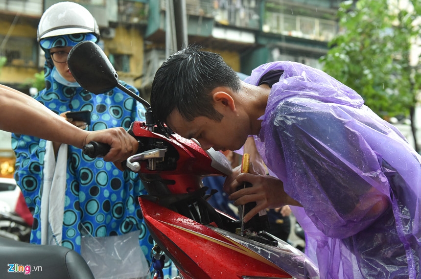 Ha Noi ngap sau trong con mua keo dai nhieu gio hinh anh 6