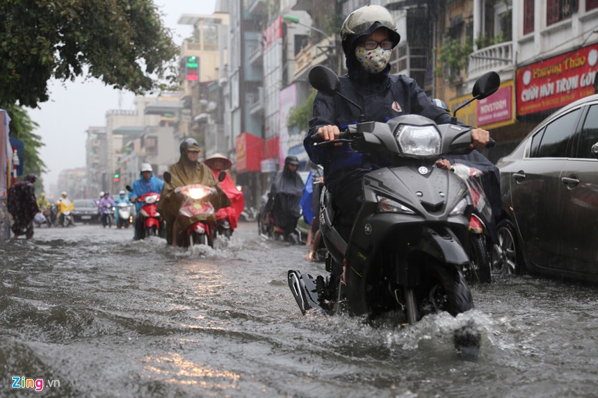 Ha Noi ngap sau trong con mua keo dai nhieu gio hinh anh 7
