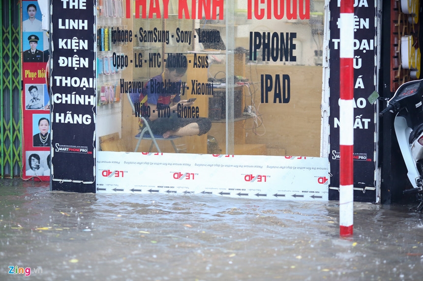 Ha Noi ngap sau trong con mua keo dai nhieu gio hinh anh 9