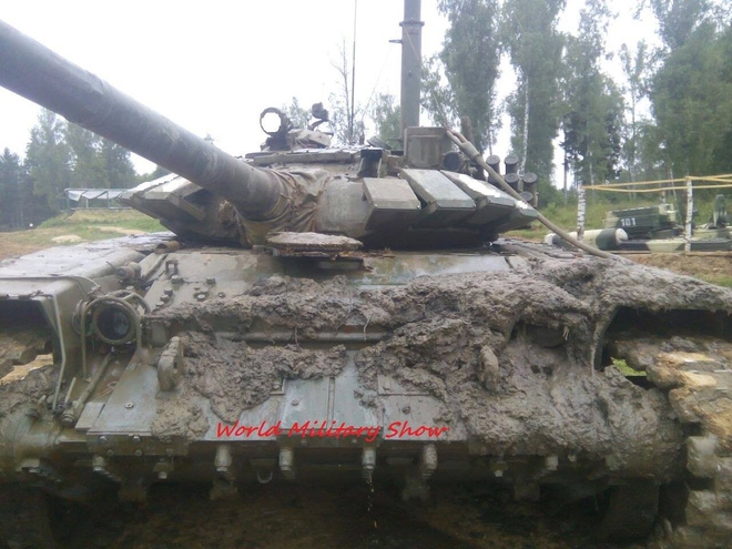 Tai nạn hy hữu: Xe tăng T-72B3 uống no nước khi tập vượt sông - Ảnh 4.
