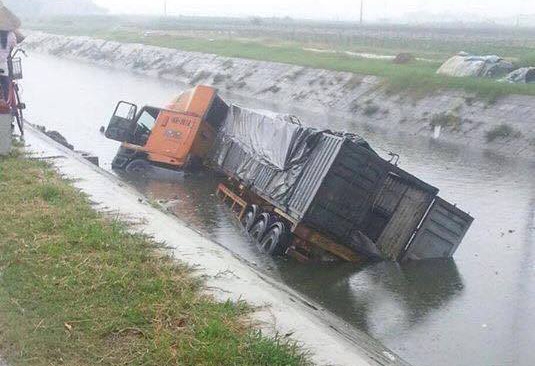 Tai nan lien hoan giua 4 oto va xe may, 2 nguoi tu vong tai cho hinh anh 1