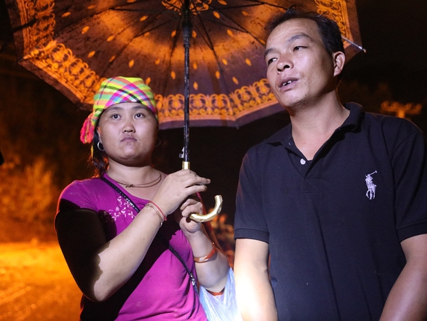 Trắng đêm xẻ đá, xới tung bùn đất tìm kiếm người mất tích sau lũ chưa từng có trong lịch sử ở Yên Bái - Ảnh 8.