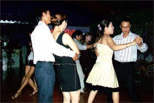  Bà cứ như con thiêu thân lao vào các cuộc vui để khoe mẽ, “check in” khiến người thân, bạn bè không khỏi ngán ngẩm và choáng váng. Ảnh minh họa. 