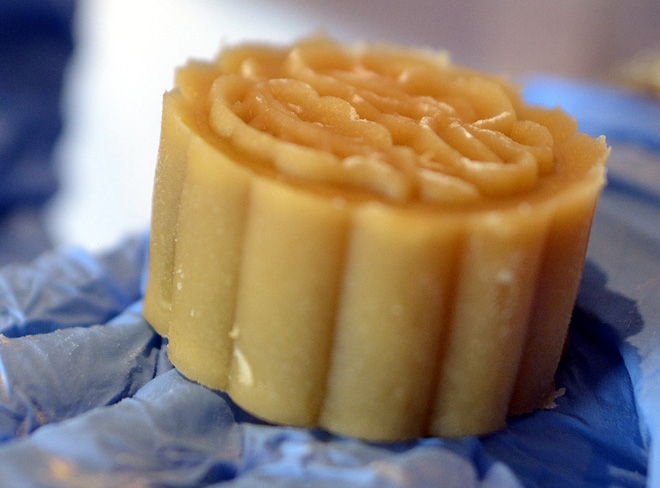 Hà Nội: Hơn 2 tháng nữa mới đến Rằm tháng 8, nhiều nơi đã rục rịch bày bán bánh Trung thu - Ảnh 2. Hà Nội: Hơn 2 tháng nữa mới đến Rằm tháng 8, nhiều nơi đã rục rịch bày bán bánh Trung thu - Ảnh 2.