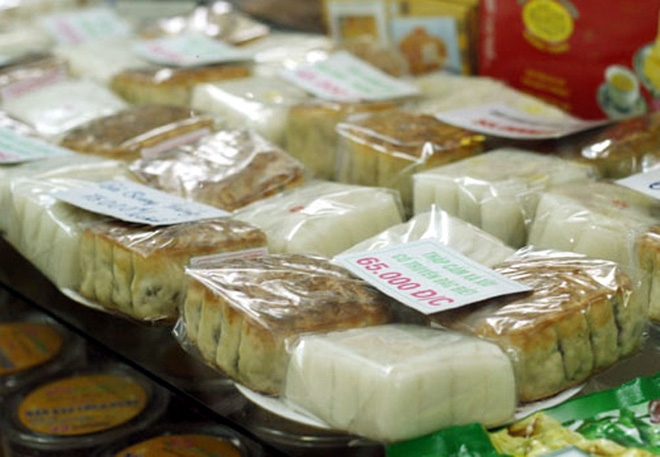 Hà Nội: Hơn 2 tháng nữa mới đến Rằm tháng 8, nhiều nơi đã rục rịch bày bán bánh Trung thu - Ảnh 3. Hà Nội: Hơn 2 tháng nữa mới đến Rằm tháng 8, nhiều nơi đã rục rịch bày bán bánh Trung thu - Ảnh 3.