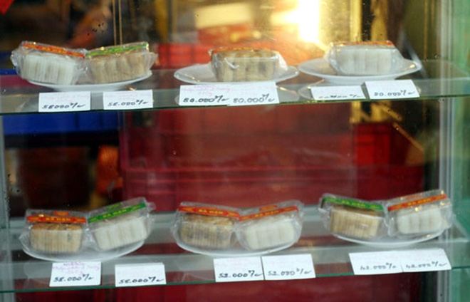 Hà Nội: Hơn 2 tháng nữa mới đến Rằm tháng 8, nhiều nơi đã rục rịch bày bán bánh Trung thu - Ảnh 4. Hà Nội: Hơn 2 tháng nữa mới đến Rằm tháng 8, nhiều nơi đã rục rịch bày bán bánh Trung thu - Ảnh 4.