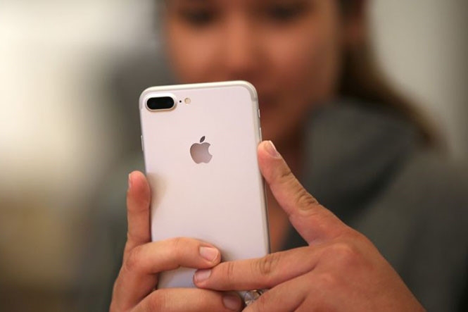 iPhone 8 sẽ sử dụng khuôn mặt để hỗ trợ thanh toán di động thay Touch ID /// Ảnh: Reuters