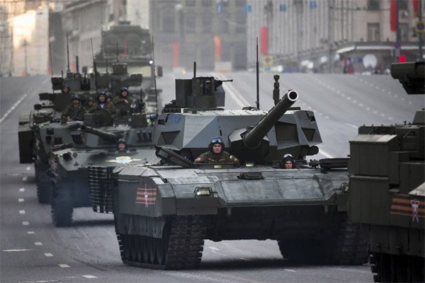  Đoàn xe quân sự Nga, trong đó có xe tăng T-14 Armata mới (giữa) tiến vào Quảng trường Đỏ trong cuộc tổng duyệt binh Ngày Chiến thắng ở Moscow ngày 9/5/2015. (Ảnh: AP) 