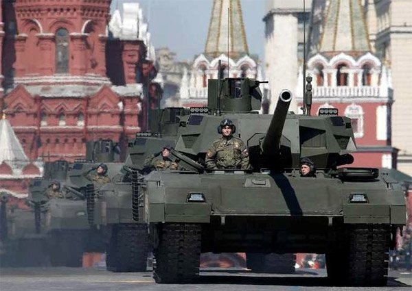  Lính Nga đừng trên nóc xe tăng T-14 trong cuộc duyệt binh Ngày Chiến thắng ở Moscow. (Ảnh: Reuters) 