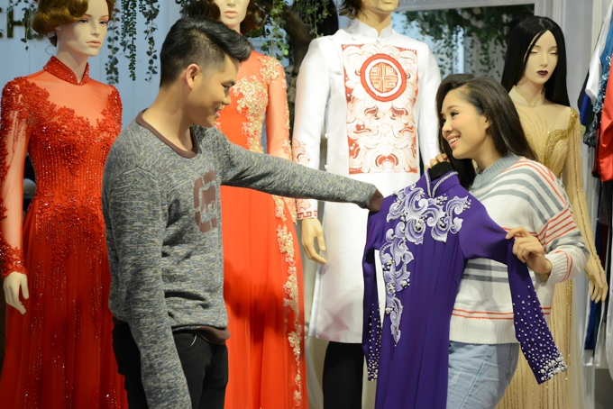 chong-tre-doi-hon-le-phuong-khi-di-thu-ao-dai-cuoi-1