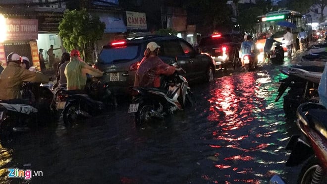 Ha Noi ngap trong con mua chieu cuoi tuan hinh anh 1
