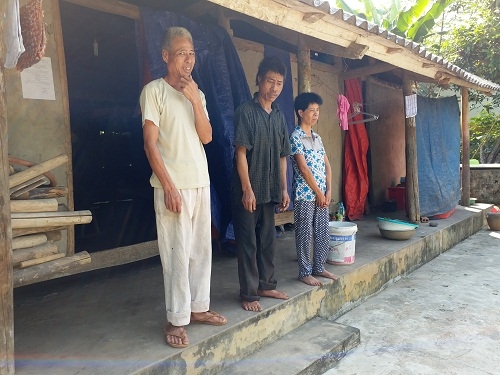 nguoi me gia 90 tuoi va 3 nguoi con dien dai voi cuoc song tan cung khon kho - 1