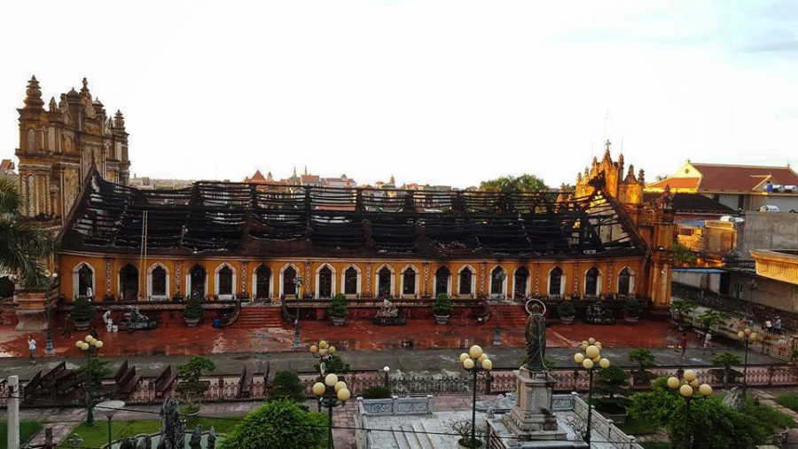 Ve dep nha tho 130 tuoi o Nam Dinh truoc khi bi chay rui hinh anh 11