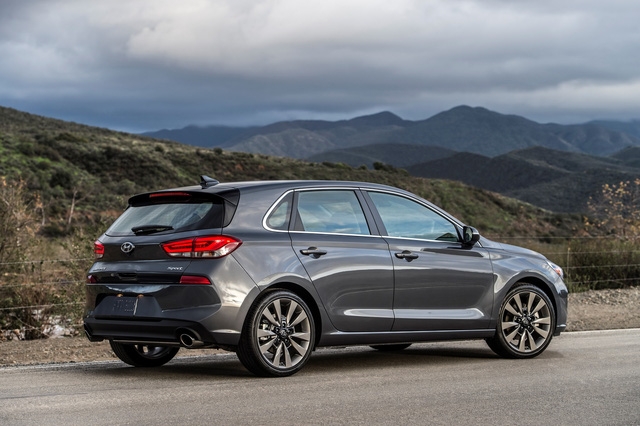 Xe gia đình với cốp siêu rộng Hyundai Elantra GT 2018 có giá tốt - Ảnh 1.