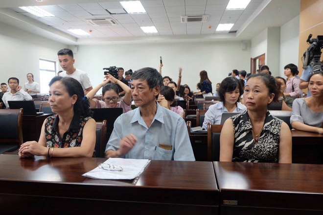 Bà nội bé trai bị bạo hành: Tôi vẫn phân vân 50/50 đó là cháu tôi - Ảnh 4.