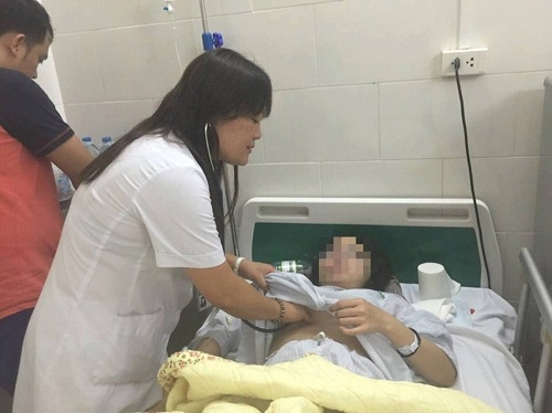 bac si chay dua voi tu than vua cap cuu vua do de cho ba bau mac sot xuat huyet - 1