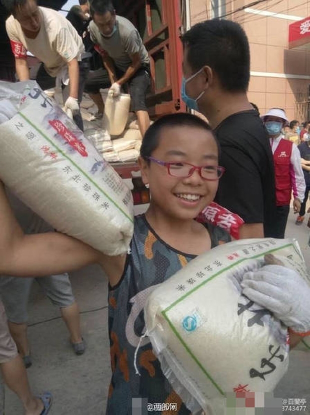Bức ảnh tình nguyện viên tí hon ngồi mệt lả sau đợt cứu trợ cho vùng lũ lụt khiến nhiều người xúc động - Ảnh 3.