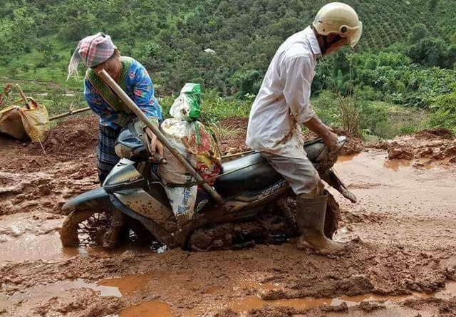  Xe máy khi đã sa phải vũng lầy không thể nào thoát ra được 