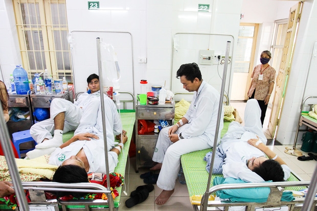Bệnh nhân sốt xuất huyết nằm la liệt ở bệnh viện Bạch Mai - Ảnh 3.