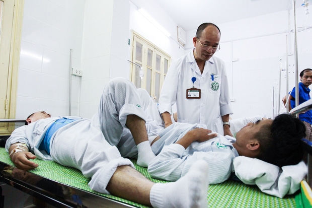 Bệnh nhân sốt xuất huyết nằm la liệt ở bệnh viện Bạch Mai - Ảnh 4.
