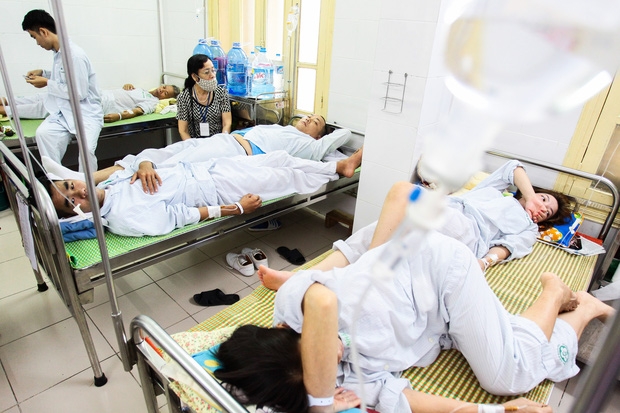 Bệnh nhân sốt xuất huyết nằm la liệt ở bệnh viện Bạch Mai - Ảnh 5.