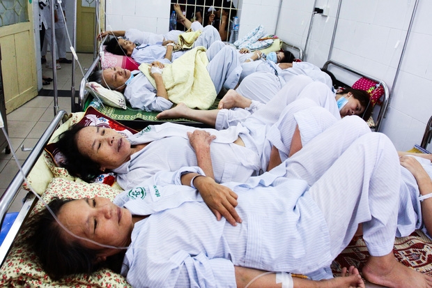 Bệnh nhân sốt xuất huyết nằm la liệt ở bệnh viện Bạch Mai - Ảnh 7.