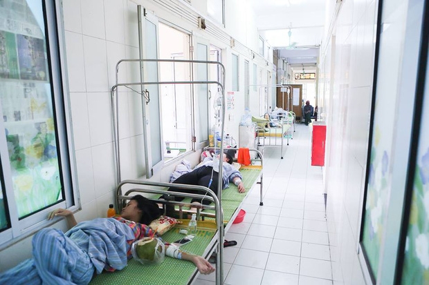Bệnh nhân sốt xuất huyết nằm la liệt ở bệnh viện Bạch Mai - Ảnh 10.