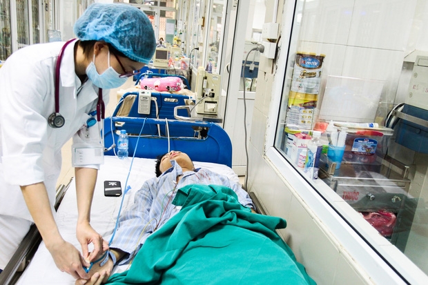Bệnh nhân sốt xuất huyết nằm la liệt ở bệnh viện Bạch Mai - Ảnh 11.