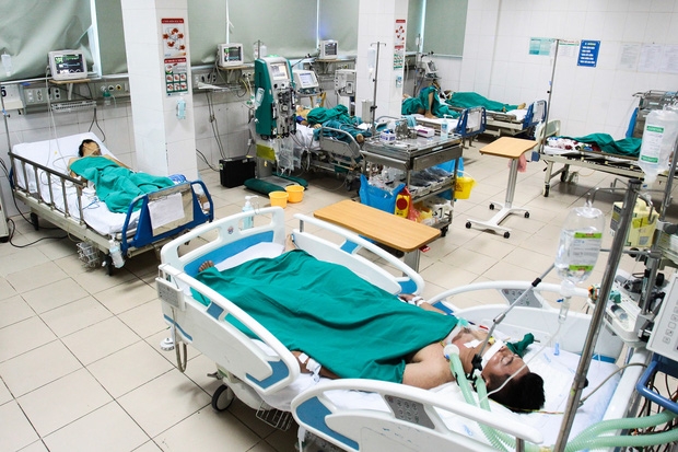 Bệnh nhân sốt xuất huyết nằm la liệt ở bệnh viện Bạch Mai - Ảnh 12.
