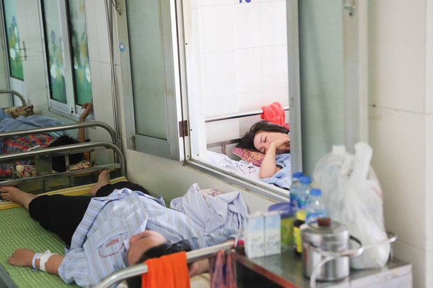 Bệnh nhân sốt xuất huyết nằm la liệt ở bệnh viện Bạch Mai - Ảnh 13.