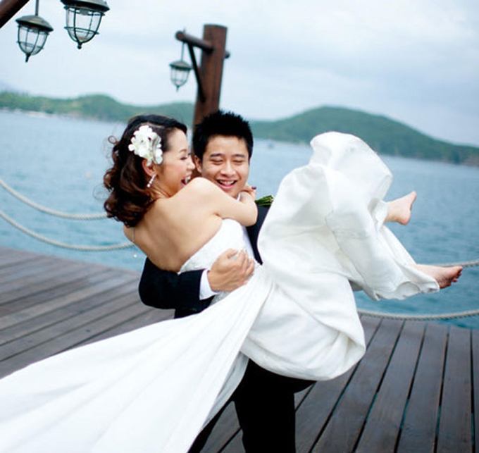 hoa-hau-duong-thuy-linh-vung-viec-nha-van-khien-chong-si-me