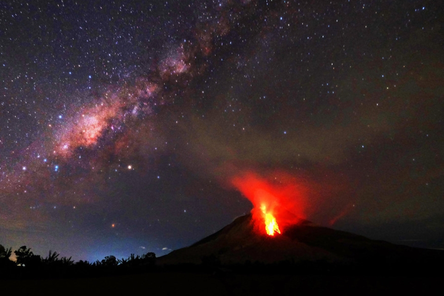 Nui lua Sinabung tuon trao dung nham vao top anh tuan hinh anh 3