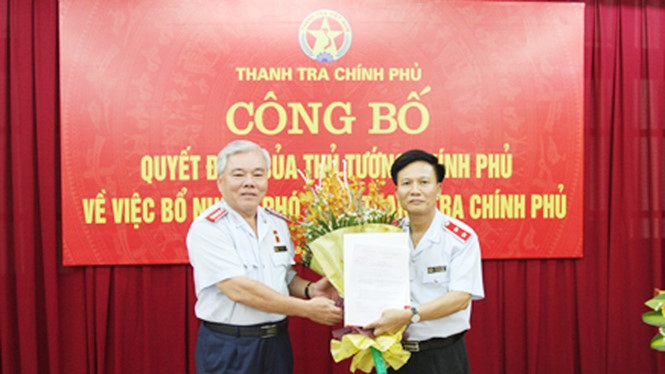 Tổng Thanh tra Chính phủ Phan Văn Sáu trao quyết định bổ nhiệm cho ông Bùi Ngọc Lam /// Ảnh Thanh tra Chính phủ