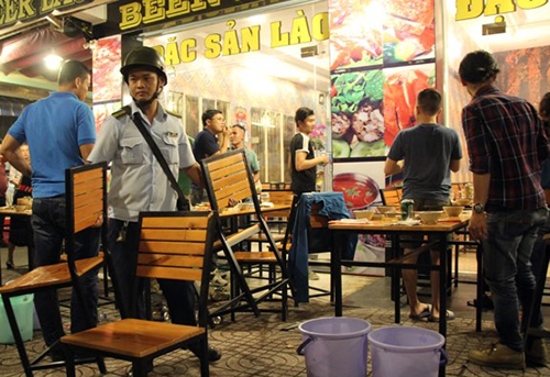 Lực lượng dẹp bàn ghế của quán nhậu trên đường Hoàng Sa.