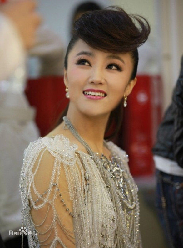 Sao nu Trung Quoc gap nan khi leo nui Khong Dong hinh anh 3