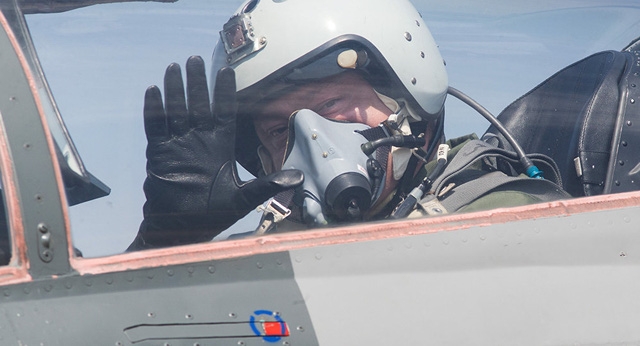 Tổng thống Poroshenko vẫy tay từ trên trên máy bay MiG-29 nhân Ngày Không quân (Ảnh: Reuters)
