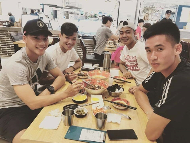 Bữa ăn của các cầu thủ U.22 Việt Nam trong bữa xả trại đi tham quan chiều tối 6.8 /// Facebook nhân vật