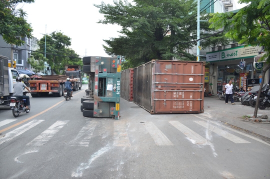 Xe đầu kéo lật, 2 thùng container văng qua làn xe 2 bánh - Ảnh 2.