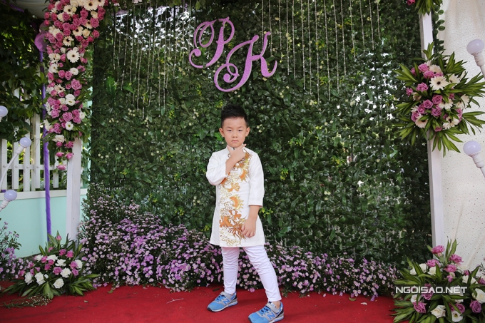 be-ca-phao-banh-bao-trong-ngay-me-len-xe-hoa-2